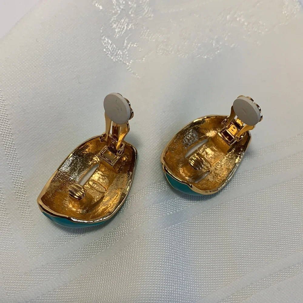 AVON Clip Earrings Enamel Turquoise Teal Gold Tone Swirl 1 1/2” Wavy Beachy EUC
